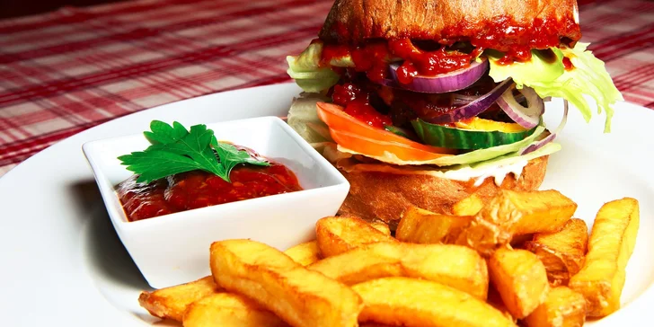Parádny hamburger s hranolčekmi