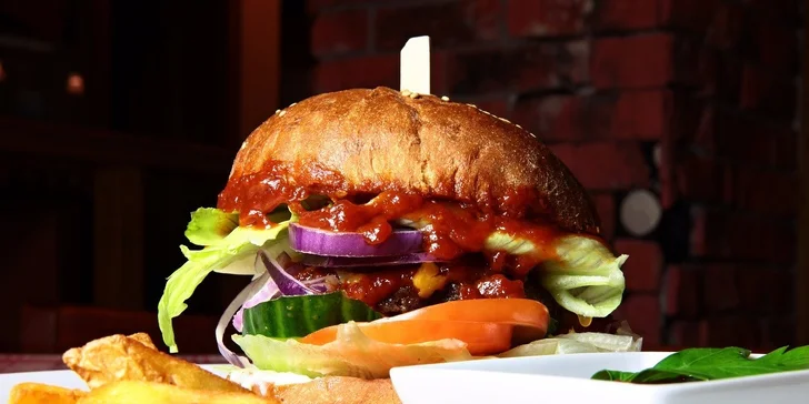 Parádny hamburger s hranolčekmi