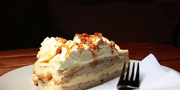Varené vínko alebo čaj s cheesecakom alebo zákuskom