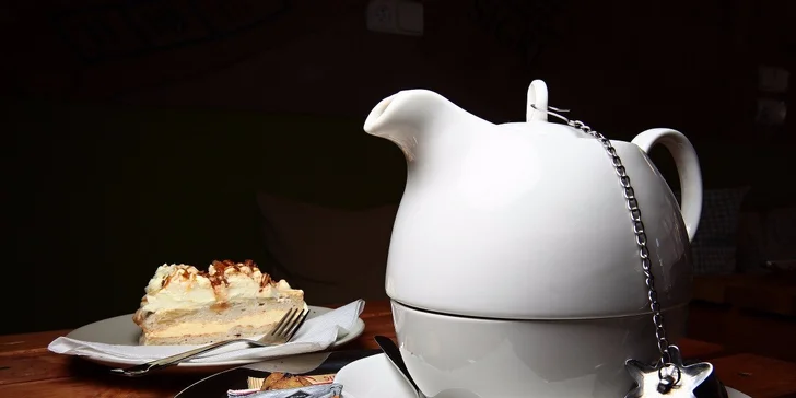 Varené vínko alebo čaj s cheesecakom alebo zákuskom