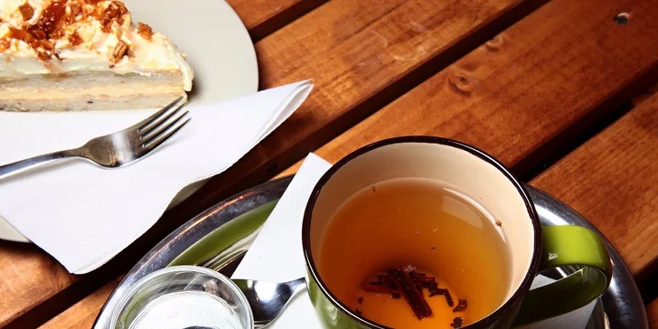 Varené vínko alebo čaj s cheesecakom alebo zákuskom