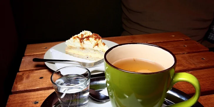 Varené vínko alebo čaj s cheesecakom alebo zákuskom