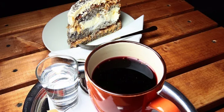 Varené vínko alebo čaj s cheesecakom alebo zákuskom