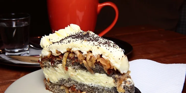 Varené vínko alebo čaj s cheesecakom alebo zákuskom