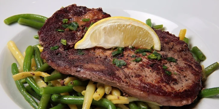 Rib eye steak, steak z tuniaka alebo slávky vo vínovej omáčke