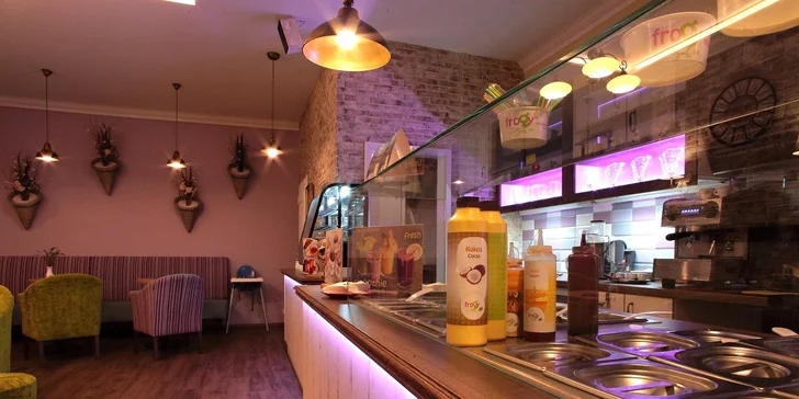 Domáce waffle s mrazeným jogurtom a kávou podľa výberu