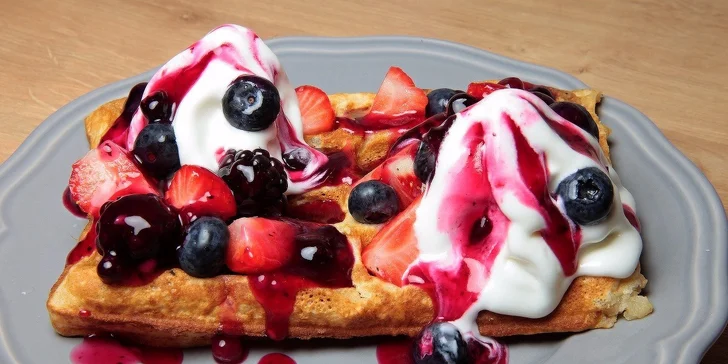 Domáce waffle s mrazeným jogurtom a kávou podľa výberu