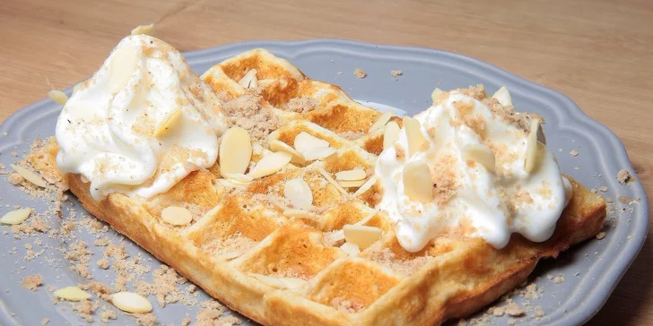 Domáce waffle s mrazeným jogurtom a kávou podľa výberu