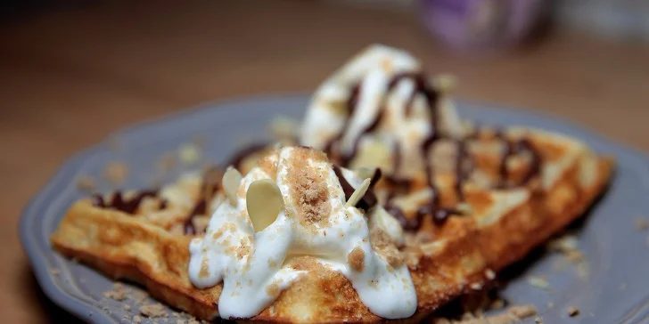 Domáce waffle s mrazeným jogurtom a kávou podľa výberu