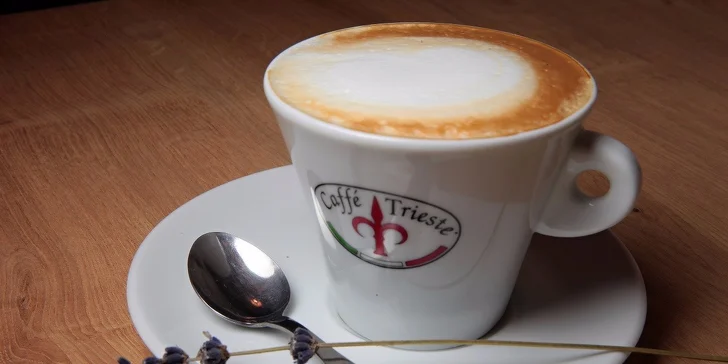 Domáce waffle s mrazeným jogurtom a kávou podľa výberu