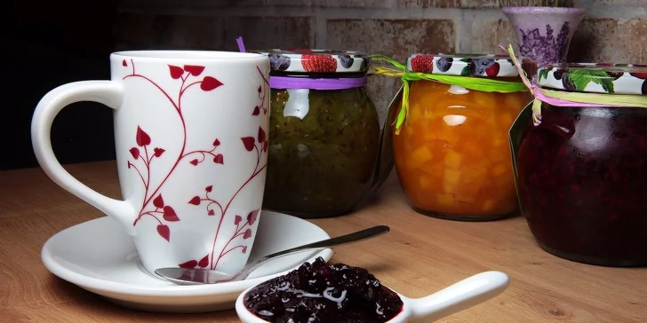 Domáce waffle s mrazeným jogurtom a kávou podľa výberu