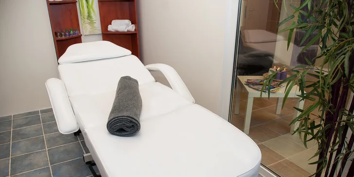Masáž lávovými kameňmi, bankovanie alebo relaxačná masáž