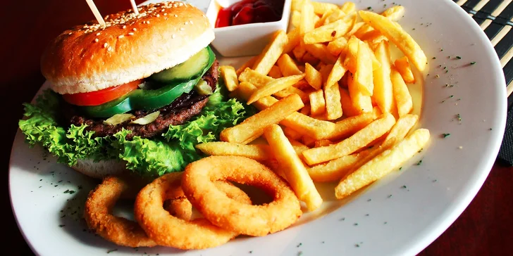 Skvelé hamburgery s hranolčekmi a cibuľovými krúžkami v Starom Meste