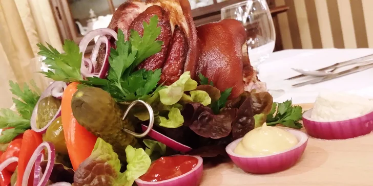 1,5 kg bavorského kolena s oblohou pre 2 osoby v Hoteli Bankov****