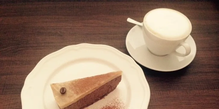 Káva s raw koláčikom alebo celá raw torta