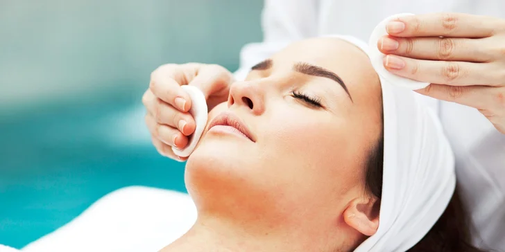 Čistenie pleti Skin Scrubberom so zapracovaním kolagénu a kyseliny hyalurónovej