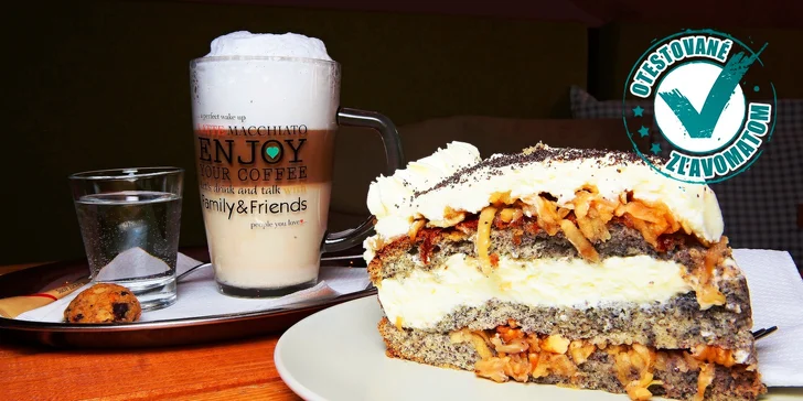 Káva alebo horúca čokoláda s cheescakeom alebo zákuskom z dennej ponuky