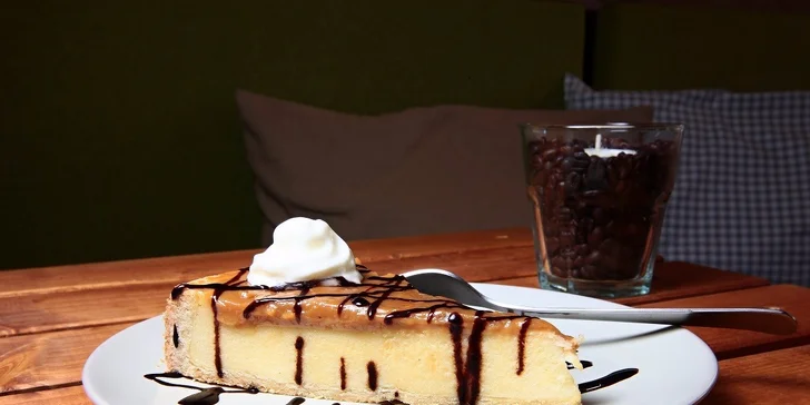 Káva alebo horúca čokoláda s cheescakeom alebo zákuskom z dennej ponuky