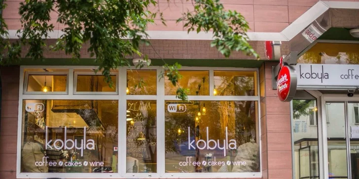 Káva alebo horúca čokoláda s cheescakeom alebo zákuskom z dennej ponuky