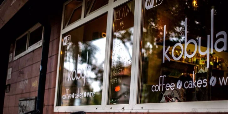 Káva alebo horúca čokoláda s cheescakeom alebo zákuskom z dennej ponuky