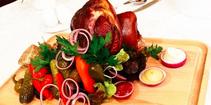 1,5 kg bavorského kolena s oblohou pre 2 osoby v Hoteli Bankov****