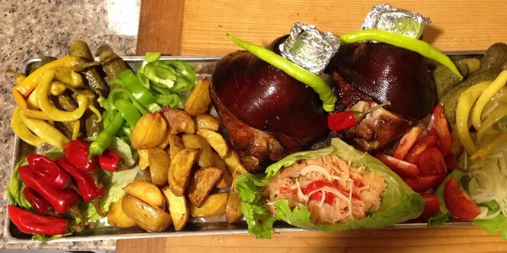 2 kg pečené bravčové koleno s prílohami
