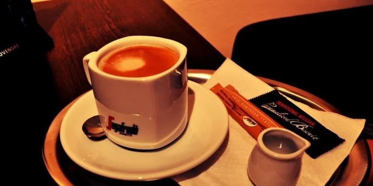 Dve horúce čokolády alebo espresso a Marlenka