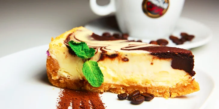 2x chutný cheesecake a káva podľa výberu
