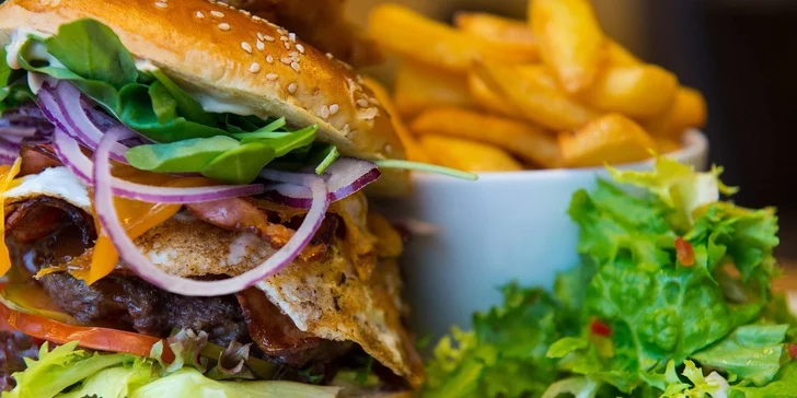 Homemade burger alebo kurací cornburger + hranolčeky + pivo alebo kofola