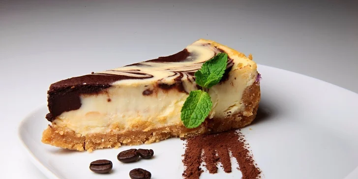 2x chutný cheesecake a káva podľa výberu