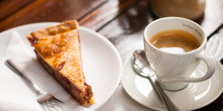 Káva a koláčik v mačacej kaviarni MAČINÉZY