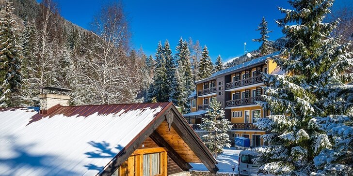 Rodinná lyžovačka s polpenziou a wellness pre 2 osoby v novom horskom hoteli Orešnica***