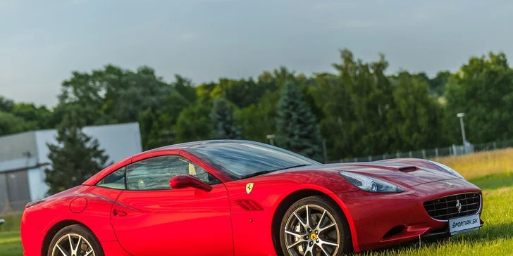 Darujte jazdu vo FERRARI California a vyskúšajte si maximálne zrýchlenie a rýchlosť na letisku!