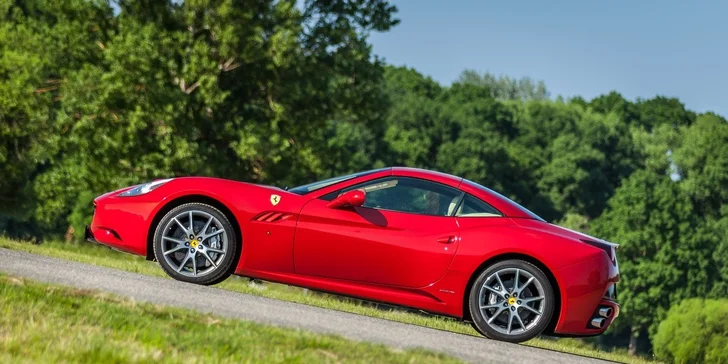 Darujte jazdu vo FERRARI California a vyskúšajte si maximálne zrýchlenie a rýchlosť na letisku!