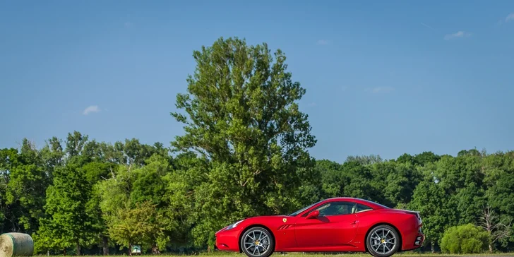 Darujte jazdu vo FERRARI California a vyskúšajte si maximálne zrýchlenie a rýchlosť na letisku!