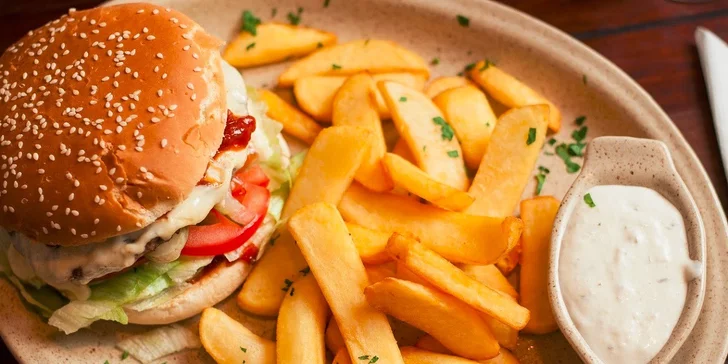 Šťavnatý hovädzí burger s hranolčekmi a omáčkou