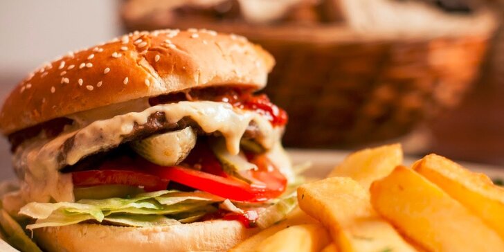 Šťavnatý hovädzí burger s hranolčekmi a omáčkou