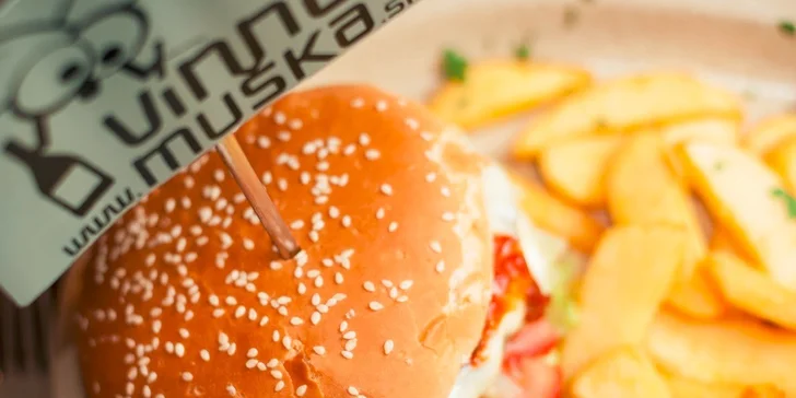 Šťavnatý hovädzí burger s hranolčekmi a omáčkou