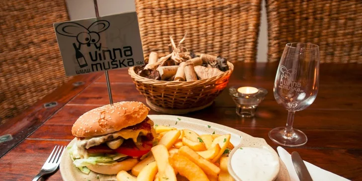 Šťavnatý hovädzí burger s hranolčekmi a omáčkou