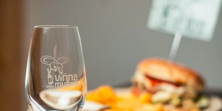 Šťavnatý hovädzí burger s hranolčekmi a omáčkou
