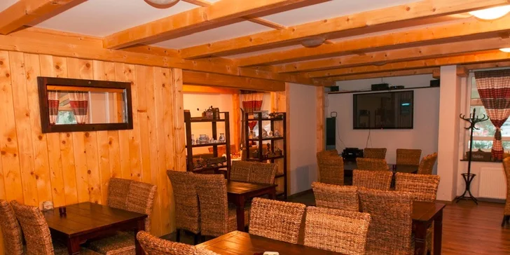 Šťavnatý hovädzí burger s hranolčekmi a omáčkou