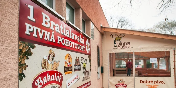 Šťavnatý hovädzí burger s hranolčekmi a omáčkou