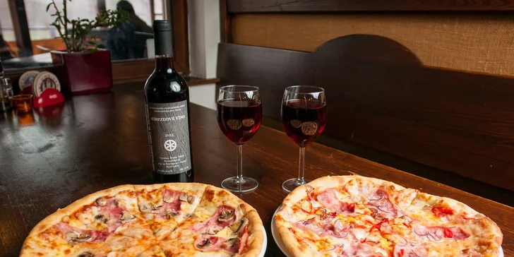 Pizza podľa vlastného výberu alebo 2 pizze aj s fľašou ríbezľového vína, možnosť donášky