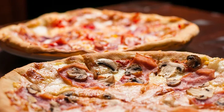 Pizza podľa vlastného výberu alebo 2 pizze aj s fľašou ríbezľového vína, možnosť donášky