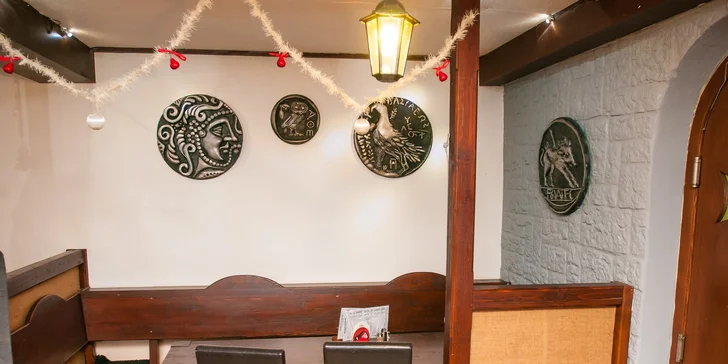 Pizza podľa vlastného výberu alebo 2 pizze aj s fľašou ríbezľového vína, možnosť donášky