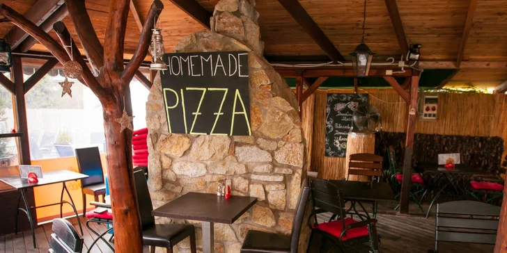 Pizza podľa vlastného výberu alebo 2 pizze aj s fľašou ríbezľového vína, možnosť donášky