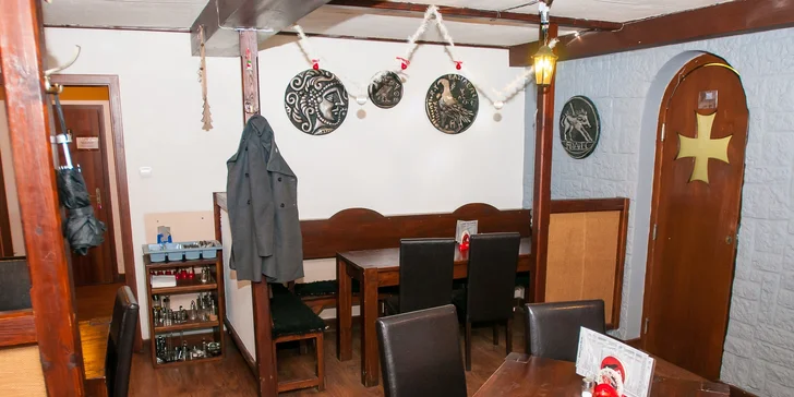 Pizza podľa vlastného výberu alebo 2 pizze aj s fľašou ríbezľového vína, možnosť donášky