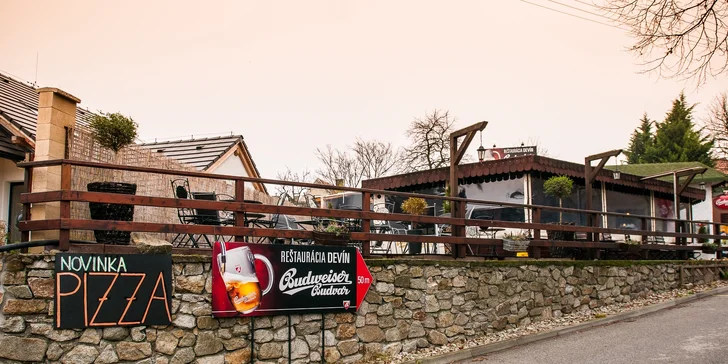 Pizza podľa vlastného výberu alebo 2 pizze aj s fľašou ríbezľového vína, možnosť donášky