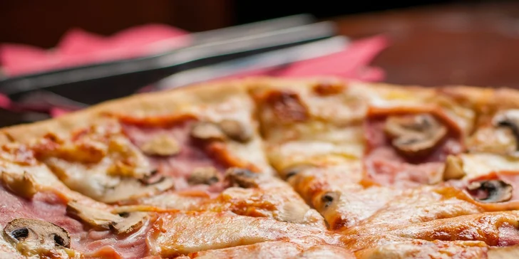 Pizza podľa vlastného výberu alebo 2 pizze aj s fľašou ríbezľového vína, možnosť donášky