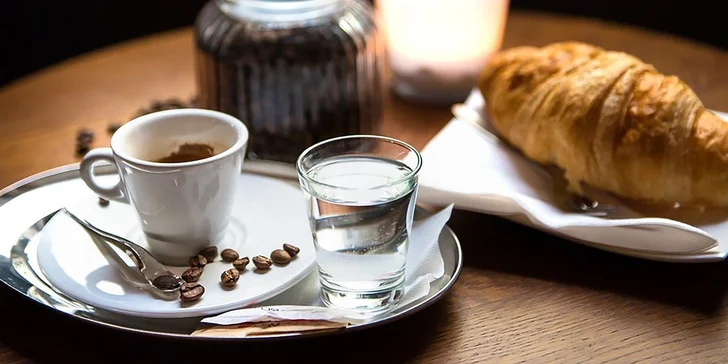 Luxusná exotická káva s croissantom alebo domácou bábovkou